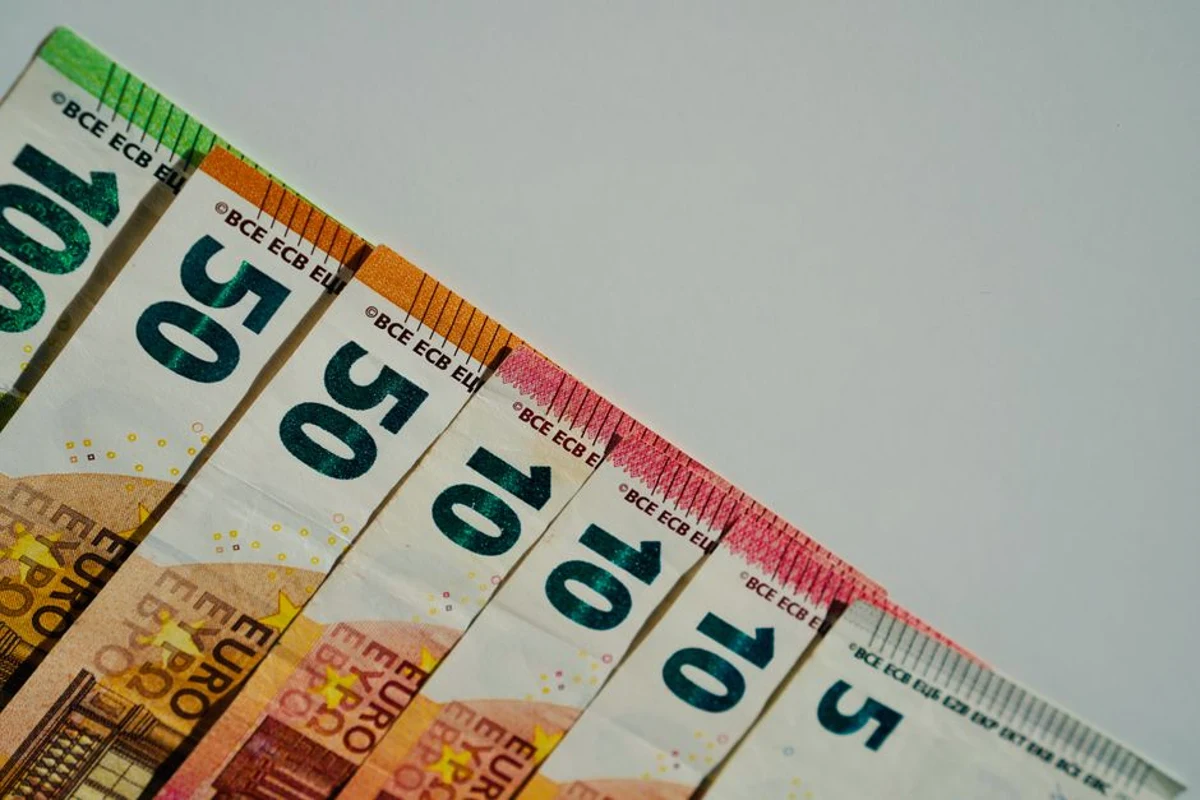 Geld sparen in der Krise: Eine finanzanalytische Betrachtung